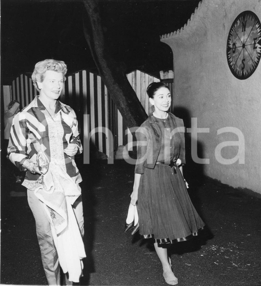 1961 PORTOFINO Margot FONTEYN torna al panfilo di ONASSIS scalza - Foto 18x19 1961Fotografia vintage rara d'epoca.Timbro archivio Publifoto Genova al verso.FORMATO: 18x19 cm CONDIZIONI: GICHARTA mette in vendita le stampe vintage della collezione Publifoto Genova, per la maggior parte inedita o in tiratura di pochi esemplari. Si tratta di un'ottima opportunit&agrave; di investimento per i collezionisti di fotografie d'epoca.    originale e autentica 1