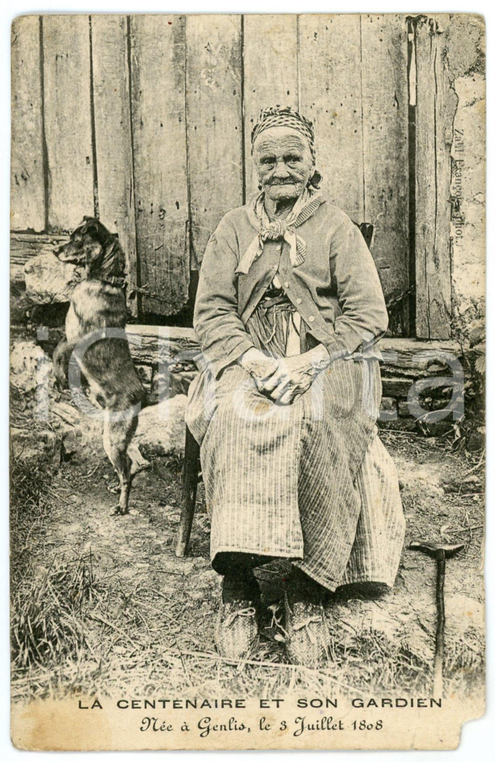 1914 GENLIS (FRANCE) La centenaire et son gardien - DAMAGED postcard  Cartolina postale d'epoca, scritta ma non viaggiata.CONDIZIONI: VP (piegature evidenti; mancanza angolare; ingiallimenti)FORMATO: FP    originale e autentica 1