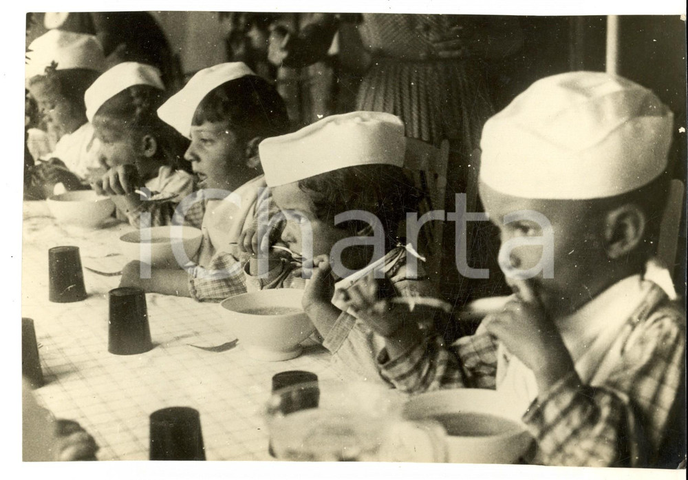 Fotografia d epoca originale 1930 ca MILANO ?  Refezione in una mensa infantile Foto VINTAGE  22x15 cm 1