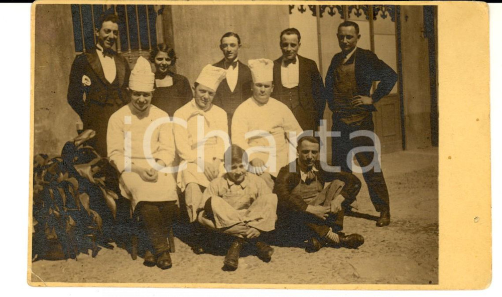 Fotografia d epoca originale 1930 ca AREA LOMBARDA Staff di un ristorante posa in cortile Foto VINTAGE FP 1