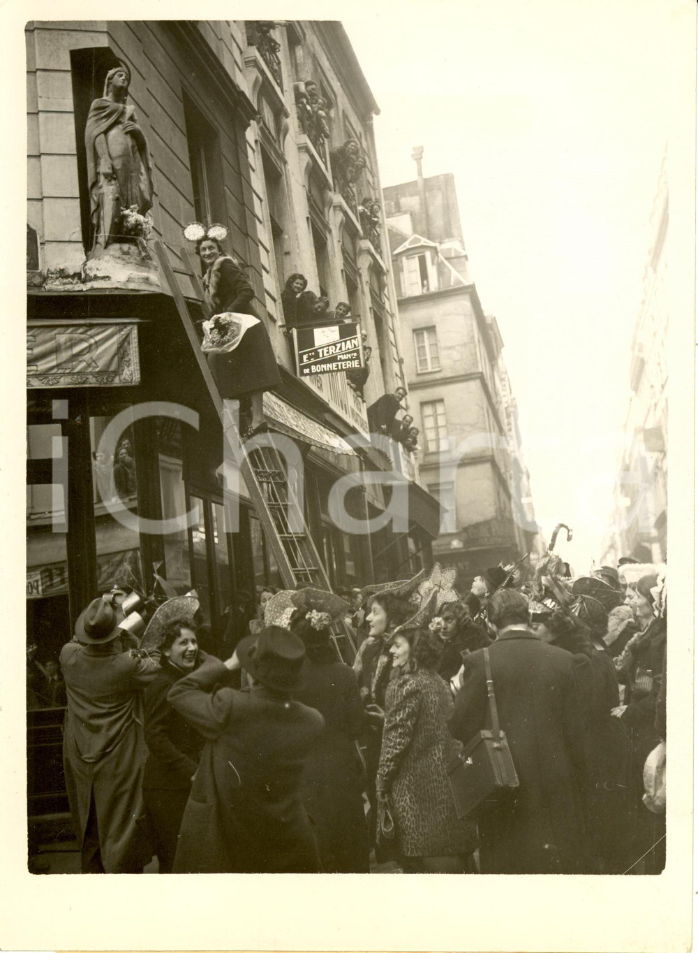 Fotografia d epoca originale 1938 PARIS CATHERINETTE fleurs aux image de Sainte Catherine TERZIAN Bonnetterie 1