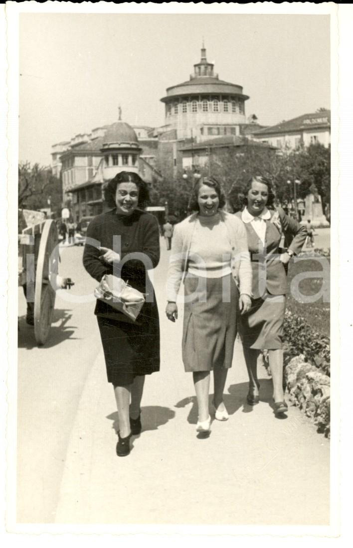 Fotografia d epoca originale 1942 SALSOMAGGIORE TERME PR Tre giovani turiste Foto Renzo CROVINI 1