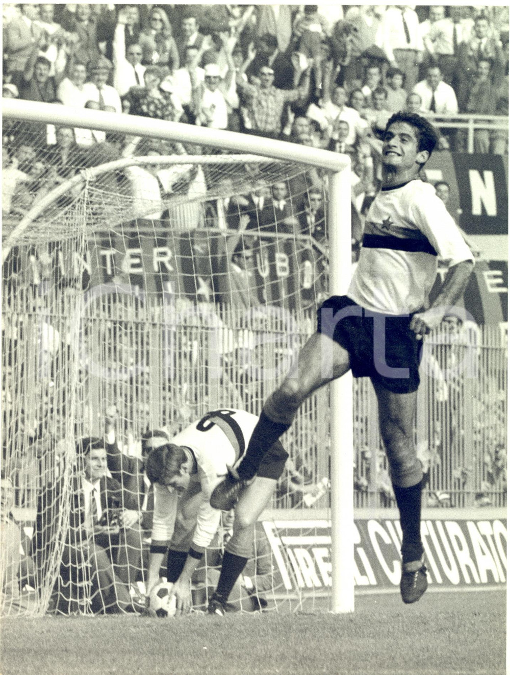 1968 MILANO CALCIO INTER-NAPOLI 1-1 Angelo DOMENGHINI esulta per il goal *Foto
