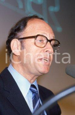 35mm vintage slide* 1998 POLITICA Richard Newton GARDNER ambasciatore USA (9) Diapositiva d'epoca, in formato 35 mm. CONDIZIONI: GOOD Tutti i diritti riservati E' severamente vietata la riproduzione.  ICharta mette in vendita, sul negozio eBay e in esclusiva sul sito "icharta" il proprio archivio composto da numerose diapositive e negativi fotografici d'epoca, tutti originali e autentici, che attraversano la storia del costume italiano tra gli la fine degli anni Sessanta e Novanta.Si tratta di uno sguardo inedito sull'attualit&agrave;, la politica, la vita quotidiana, il gossip e la cultura, che fotografa il cambiamento della nazione in quest'ultimo scorcio del XX secolo. Un'occasione unica per il mercato del collezionismo, che vede finalmente disponibile un archivio eccezionale per vastit&agrave;, tematiche e condizioni, in un settore (il negativo fotografico e la diapositiva) di assoluta novit&agrave; e dalle interessanti prospettive di investimento.  CONDIZIONI:GOOD/buono originale e autentica 1