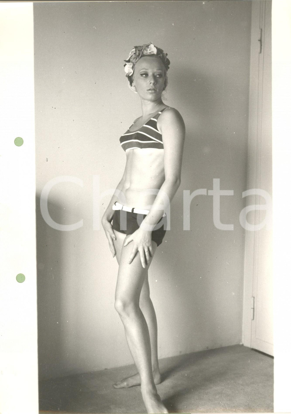 Fotografia d epoca originale 1960 ca MILANO MODA PISCINA Modella posa in bikini e cuffia floreale Foto 1