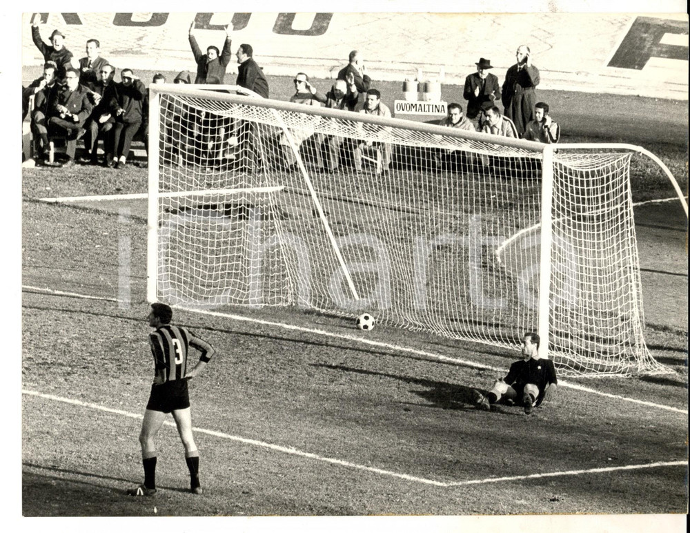 Fotografia d epoca originale 1967 CALCIO SERIE A VARESEINTER 10 Rete dell ex Mario MEREGHETTI Foto 24x18 cm 1