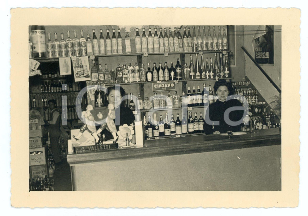 Fotografia d epoca originale 1952 VARAZZE Ritratto di due donne al bancone del loro bar Foto VINTAGE 14x10 1