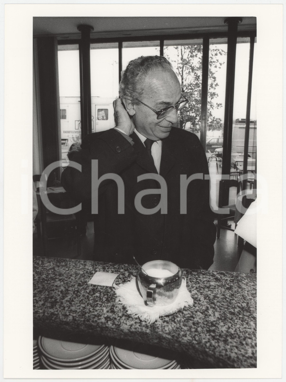 Fotografia d epoca originale 1985 ca DEMOCRAZIA CRISTIANA  Virginio ROGNONI al bar 1 Foto 1