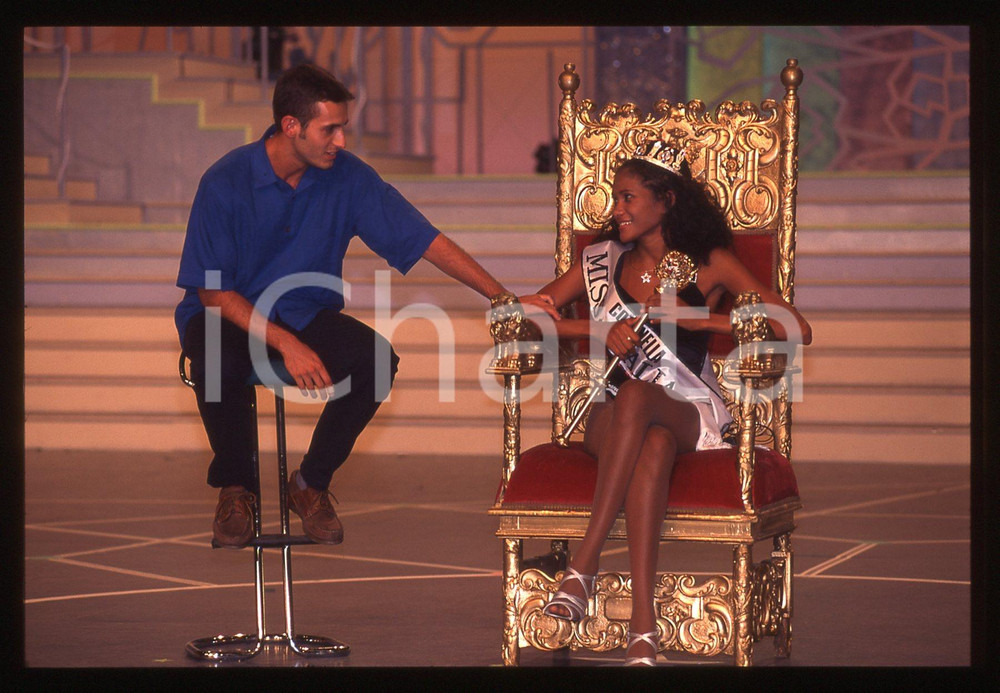 35mm vintage slide* 1996 MISS ITALIA Denny MENDEZ Ritratta sul trono (2)  Diapositiva d'epoca, in formato 35 mm.  CONDIZIONI: GOOD Tutti i diritti riservati.E' severamente vietata la riproduzione. ICharta mette in vendita, sul negozio eBay e in esclusiva sul sito "icharta" il proprio archivio composto da numerose diapositive e negativi fotografici d'epoca, tutti originali e autentici, che attraversano la storia del costume italiano tra gli la fine degli anni Sessanta e Novanta.Si tratta di uno sguardo inedito sull'attualit&agrave;, la politica, la vita quotidiana, il gossip e la cultura, che fotografa il cambiamento della nazione in quest'ultimo scorcio del XX secolo. Un'occasione unica per il mercato del collezionismo, che vede finalmente disponibile un archivio eccezionale per vastit&agrave;, tematiche e condizioni, in un settore (il negativo fotografico e la diapositiva) di assoluta novit&agrave; e dalle interessanti prospettive di investimento.  originale e autentica 1