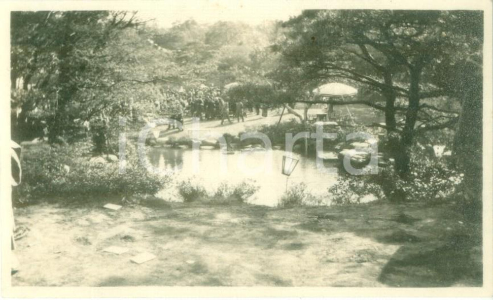 Fotografia d epoca originale 1935 ca TOKYO JAPAN Turisti al laghetto ai giardini Fotografia cm 11 x 6 1