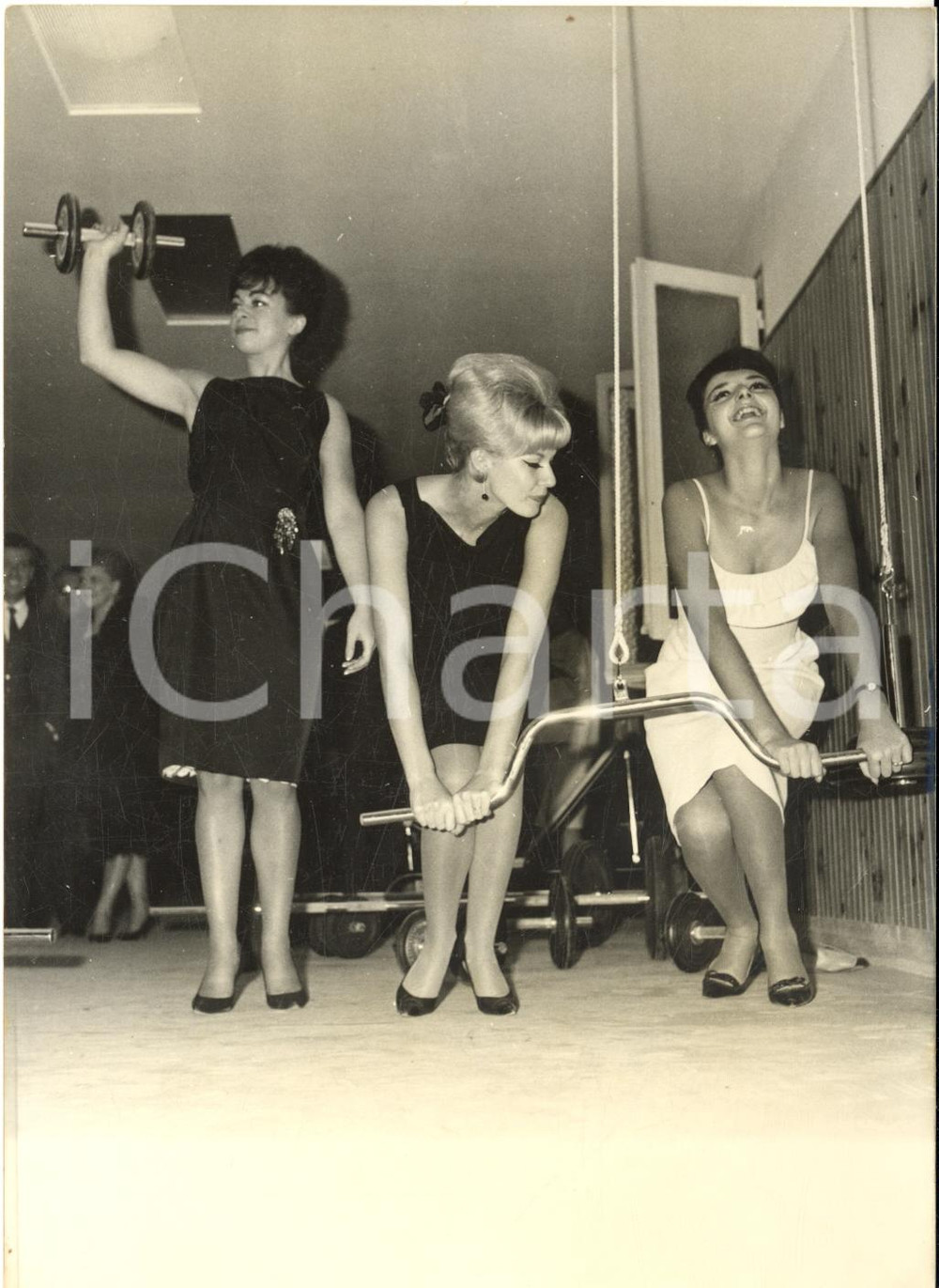 1962 PARIS Glamour College Village - Futurs mannequins font des poids *Photo