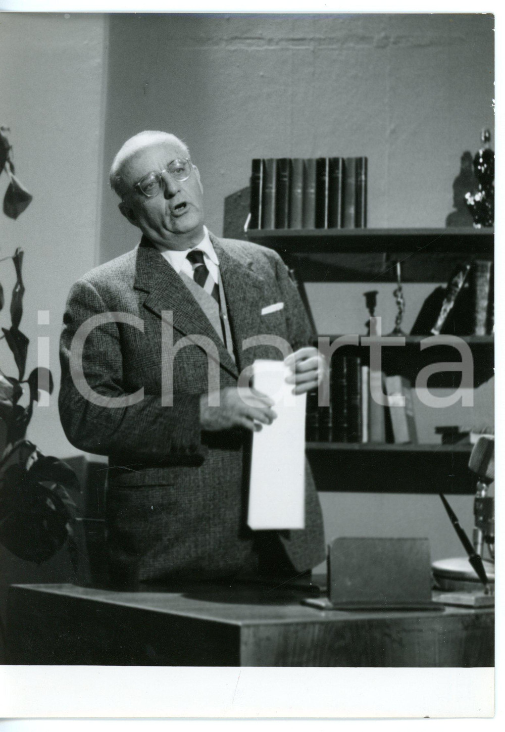 1956 MILANO Giuseppe AMBROSINI presenta alla RAI il 43° GIRO D'ITALIA *Foto