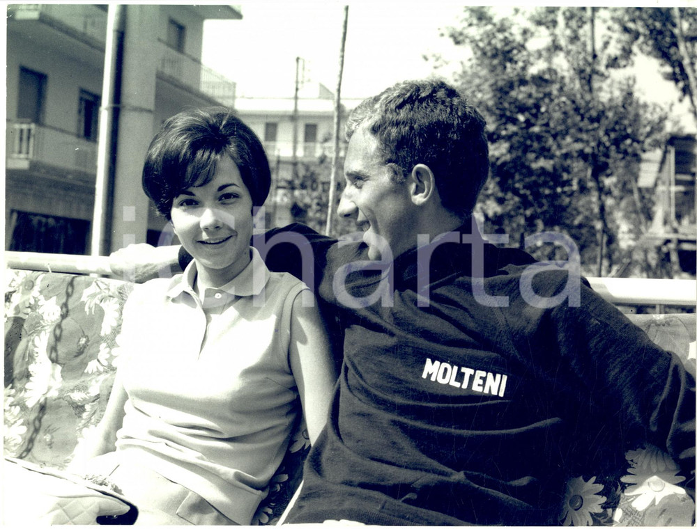 1967 GIRO D'ITALIA Tappa Riccione-Lido degli Estensi- Gianni MOTTA con la moglie