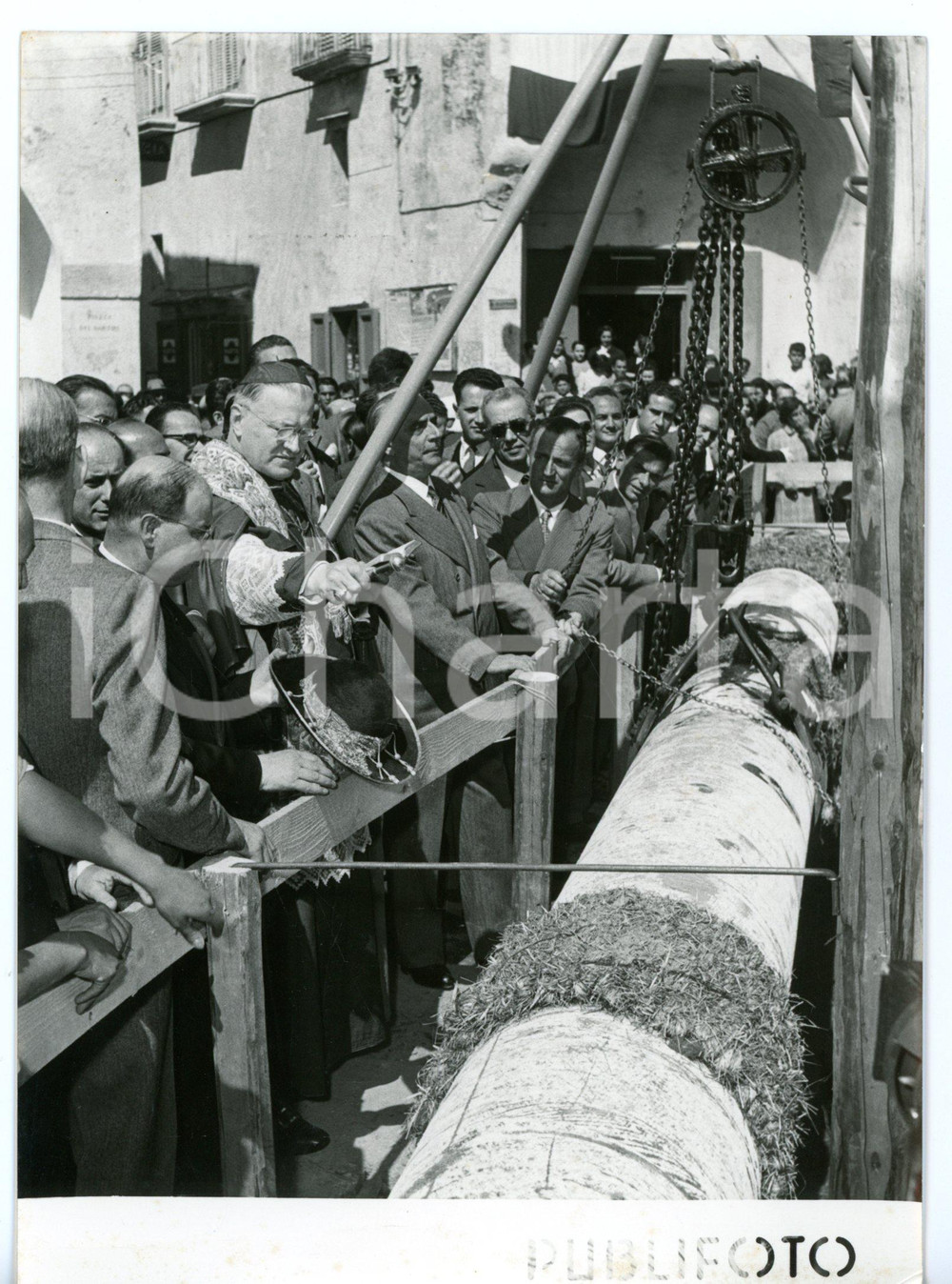 1957 PROCIDA Cardinale Marcello MIMMI benedice acquedotto del SERINO *Foto 13x18 Fotografia d'epoca con didascalia coeva.  CONDIZIONI: G (ma lievi aloni al margine inferiore) FORMATO: 13x18 cm     originale e autentica 1