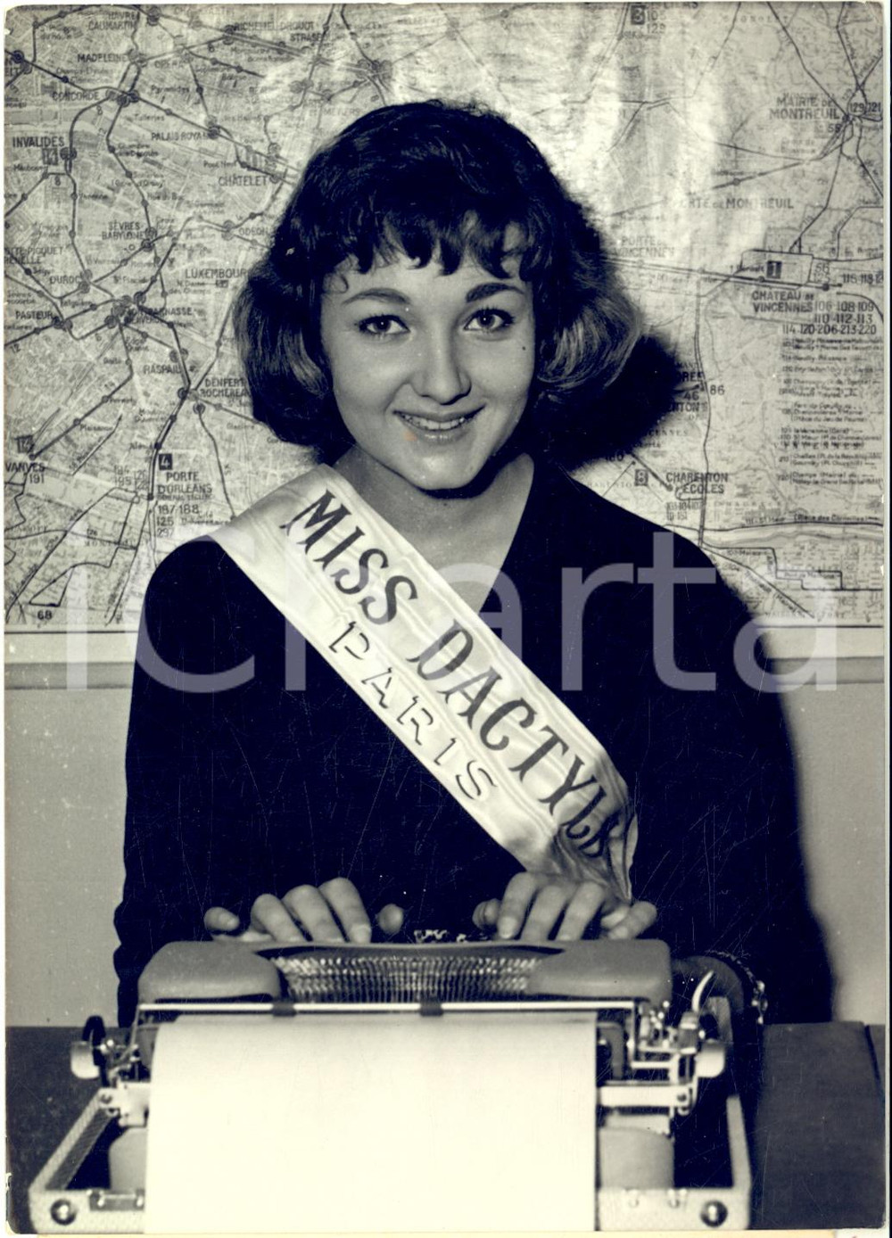 1957 PARIS Jeune mannequin Evelyne RICKE élue MISS DACTYLO *Photo 13x18 cm