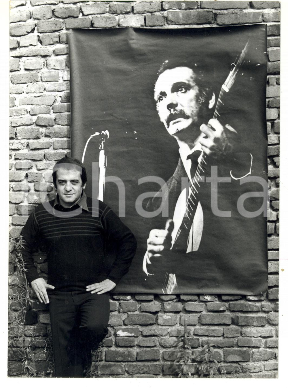 1975 MILANO Nanni SVAMPA con manifesto di George BRASSENS *Foto 13x18 cm