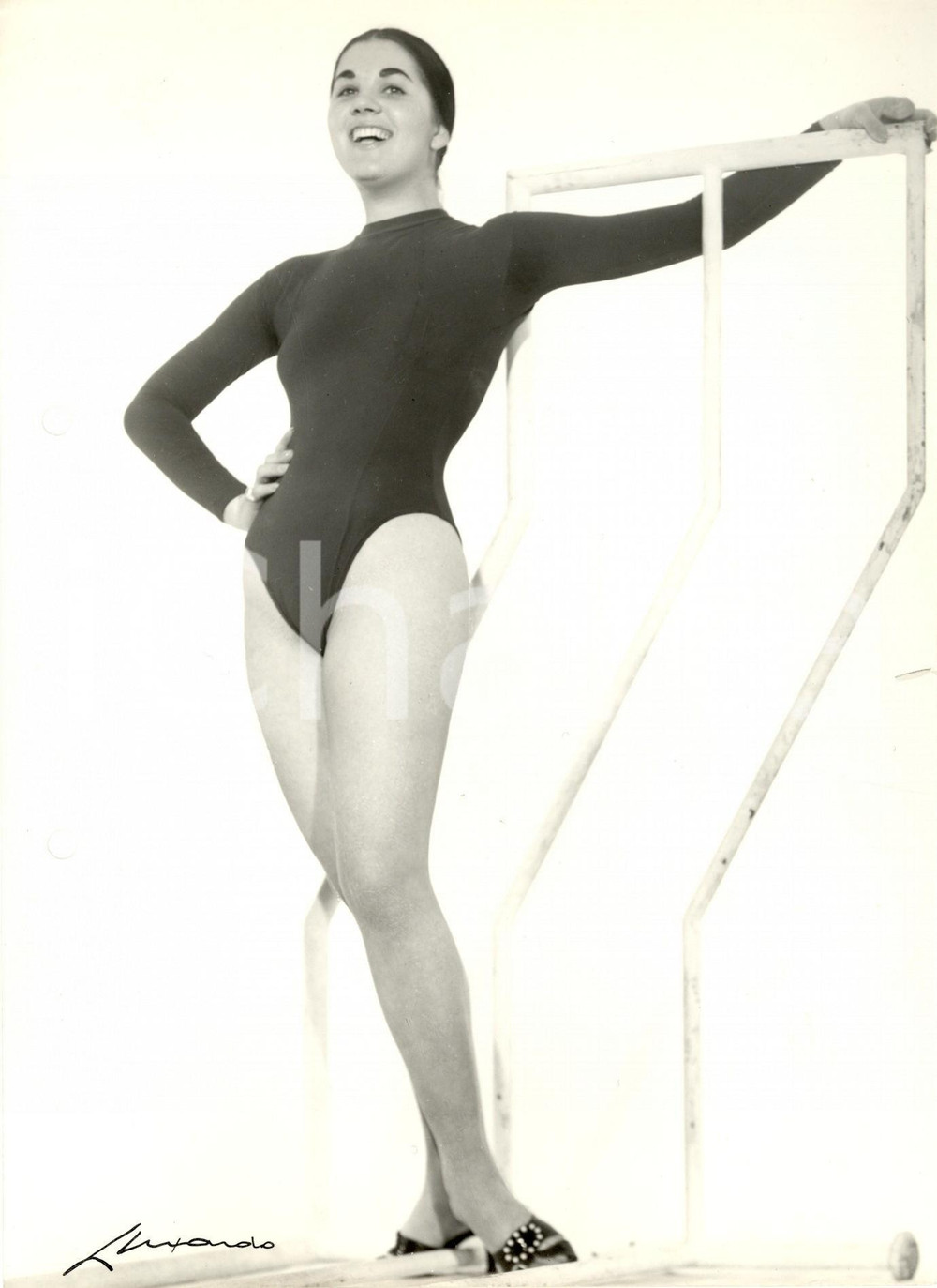 Fotografia d epoca originale 1960 ca MILANO MODA Modella in costume nero posa con spalliera Foto LUXARDO 1