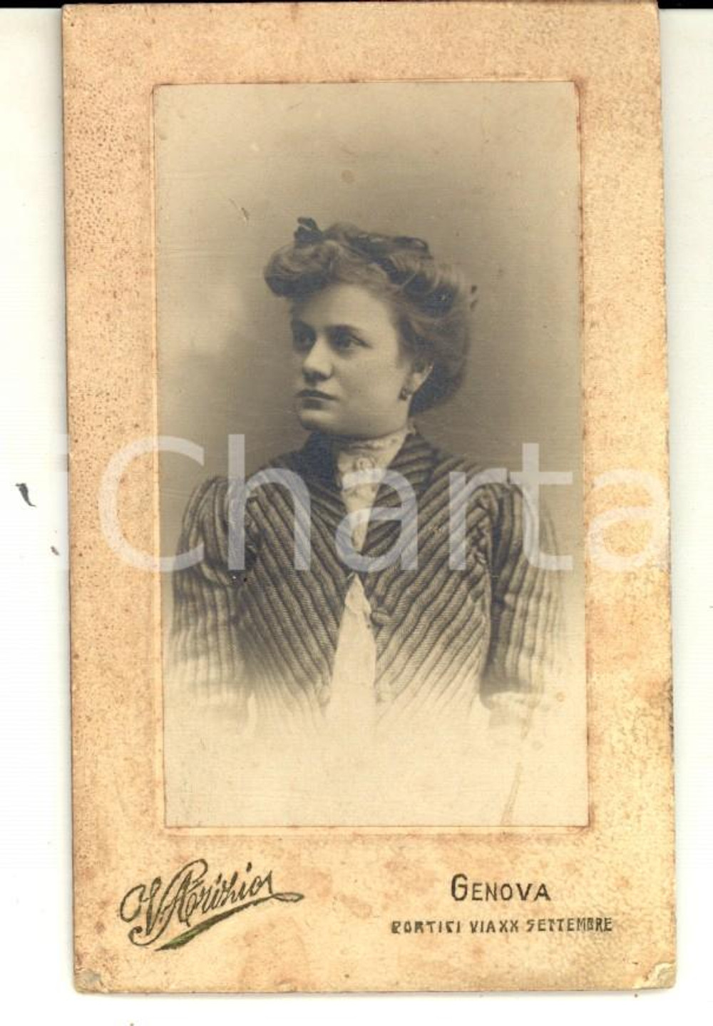 Fotografia d epoca originale 1900 ca GENOVA Ritratto di donna con abito a righe Foto V. ARIZIO CDV 1