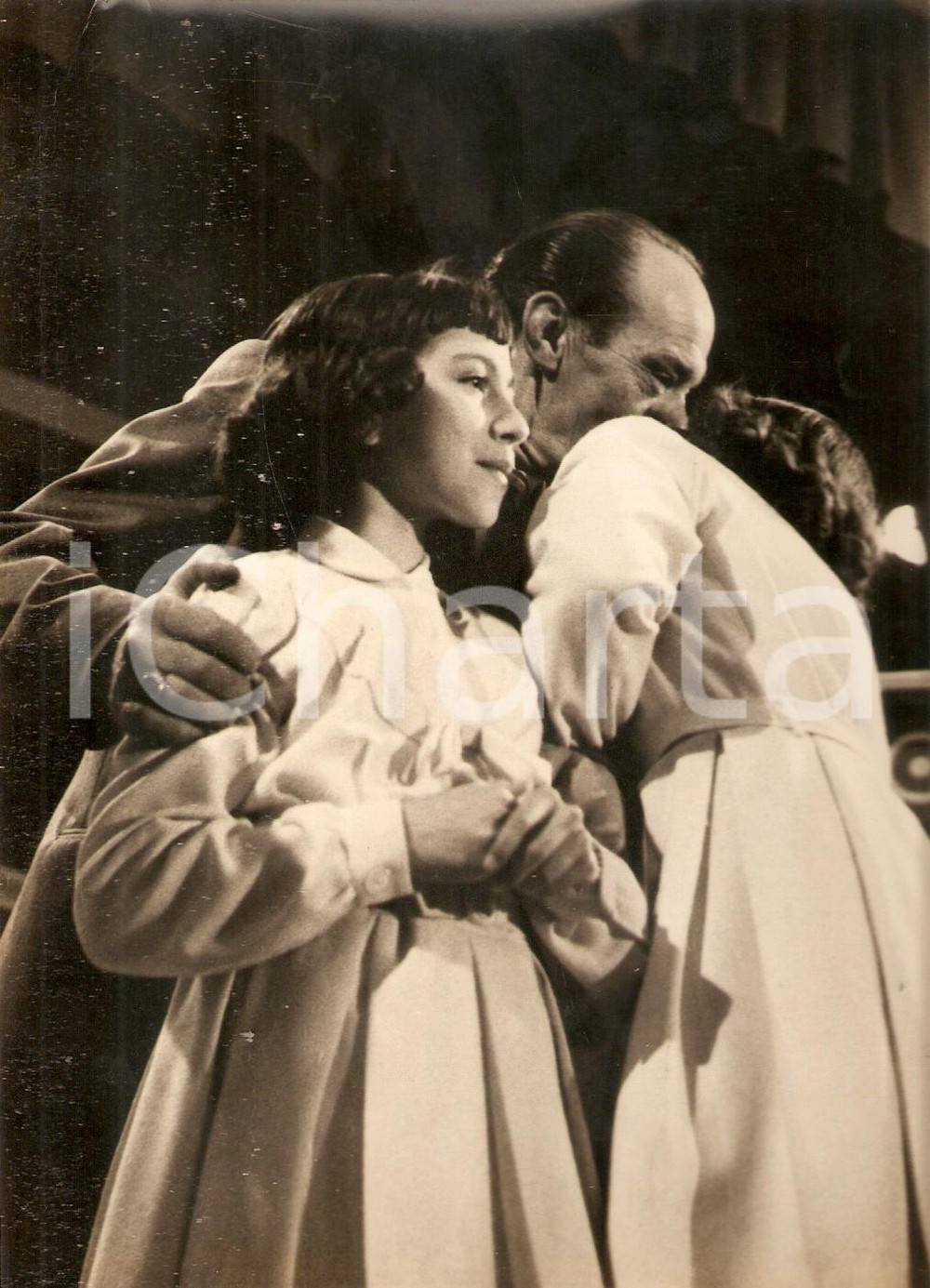 Fotografia d epoca originale 1957 LASCIA O RADDOPPIA Aldo BARBADORO bacia le figlie dopo la vittoria Foto 1