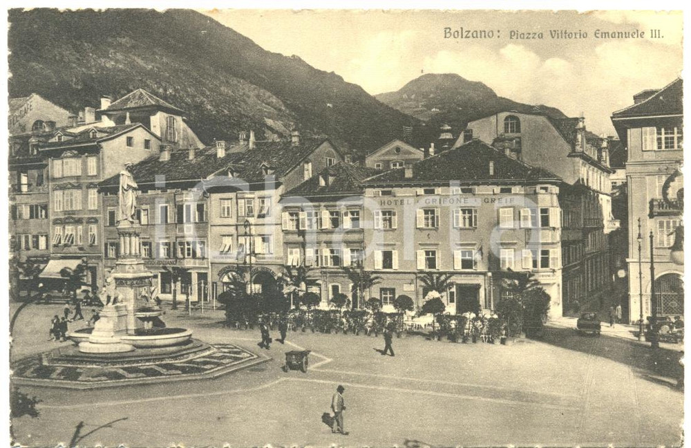 Cartolina originale da collezione 1920 ca BOLZANO Hotel GRIFONE GREIF Piazza VITTORIO EMANUELE III ANIMATA FP NV 1