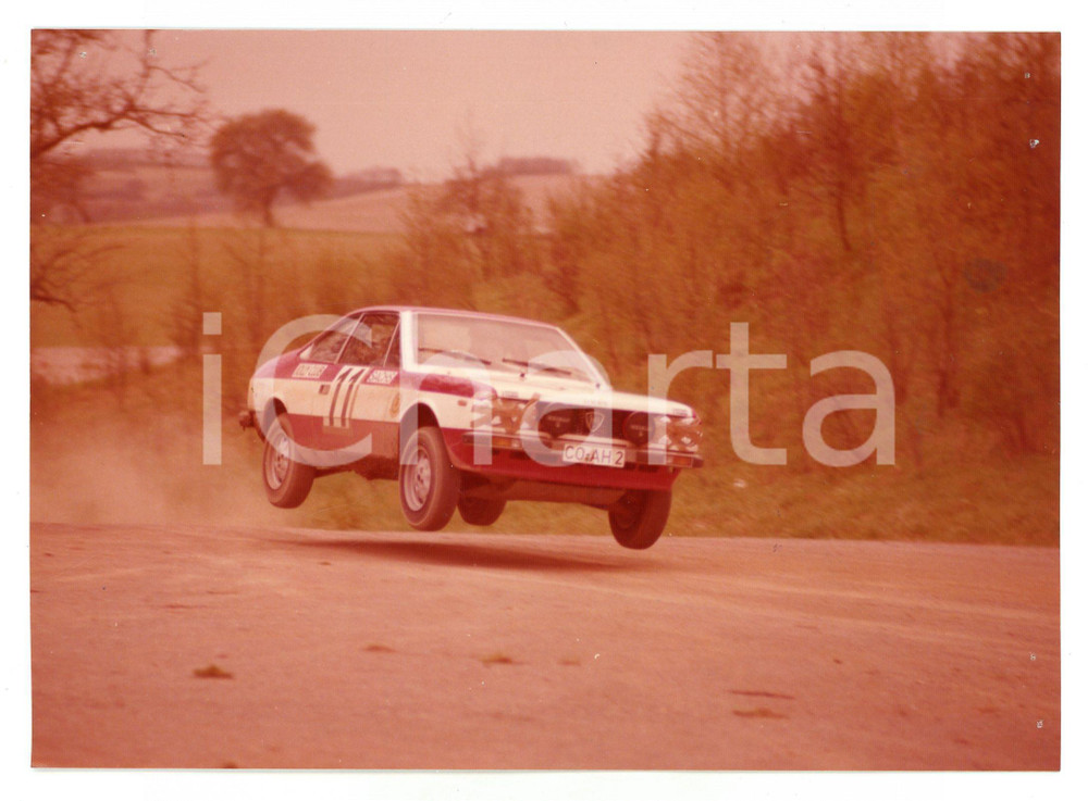 Fotografia d epoca originale 1980 RALLY Lancia Beta salta durante una gara Foto JOLLY CLUB 1
