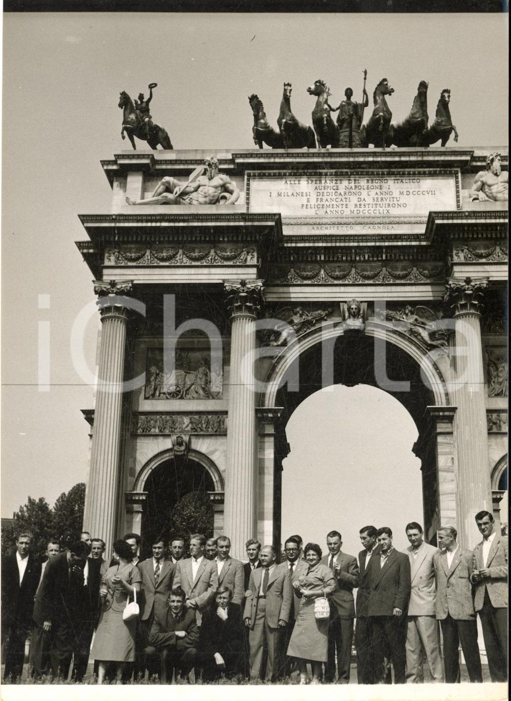 1955 MILANO CALCIO Giocatori della DYNAMO MOSCA all'Arco della Pace *Foto 13x18