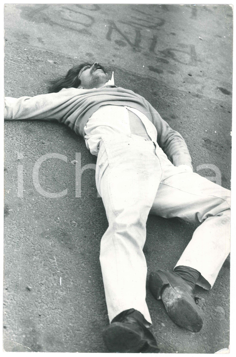 Fotografia d epoca originale 1969 MILANO ANNI DI PIOMBO Manifestante a terra colpito 7 Foto DANNEGGIATA 1