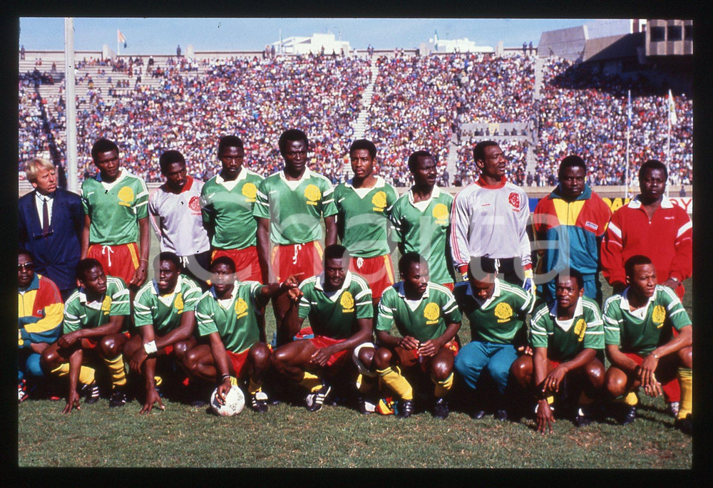 35mm vintage slide* 1990 ca CALCIO Formazione iniziale CAMERUN