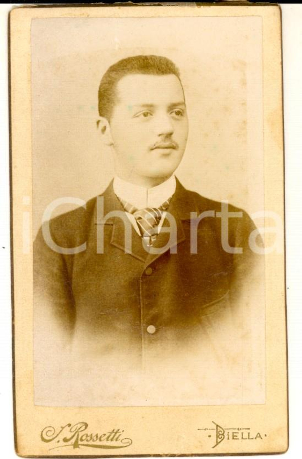 Fotografia d epoca originale 1890 ca BIELLA Ritratto maschile con cravatta a righe Foto ROSSETTI CDV 1