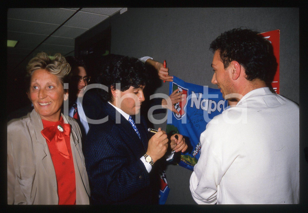 35mm vintage slide* 1987 BINGO TELEMIKE Diego MARADONA bandiera SSC NAPOLI (3) La diapositiva ritrae Diego Armando Maradona mentre firma la bandiera della Societ&agrave; Sportiva Calcio Napoli al programma Telemike del 1987Diapositiva d'epoca, in formato 35 mm.CONDIZIONI: GOODTutti i diritti riservati.E' severamente vietata la riproduzione. ICharta mette in vendita, sul negozio eBay e in esclusiva sul sito "icharta" il proprio archivio composto da numerose diapositive e negativi fotografici d'epoca, tutti originali e autentici, che attraversano la storia del costume italiano tra gli la fine degli anni Sessanta e Novanta.Si tratta di uno sguardo inedito sull'attualit&agrave;, la politica, la vita quotidiana, il gossip e la cultura, che fotografa il cambiamento della nazione in quest'ultimo scorcio del XX secolo. Un'occasione unica per il mercato del collezionismo, che vede finalmente disponibile un archivio eccezionale per vastit&agrave;, tematiche e condizioni, in un settore (il negativo fotografico e la diapositiva) di assoluta novit&agrave; e dalle interessanti prospettive di investimento.  originale e autentica 1