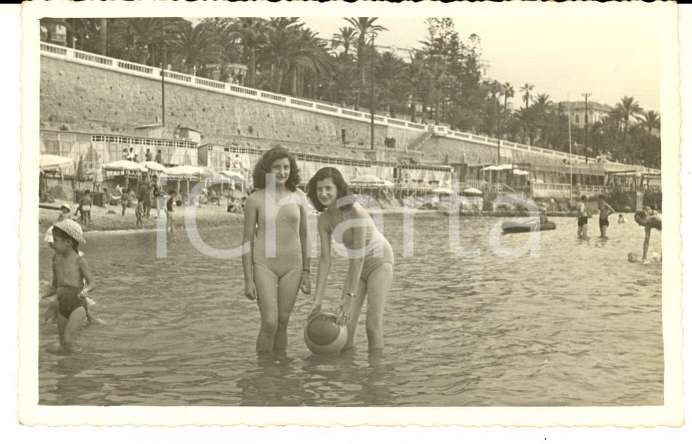 1947 SANREMO Ritratto di due sorelle al mare - Foto cartolina VINTAGE Fotografia d'epoca, in formato cartolina postale.  CONDIZIONI: G     originale e autentica 1
