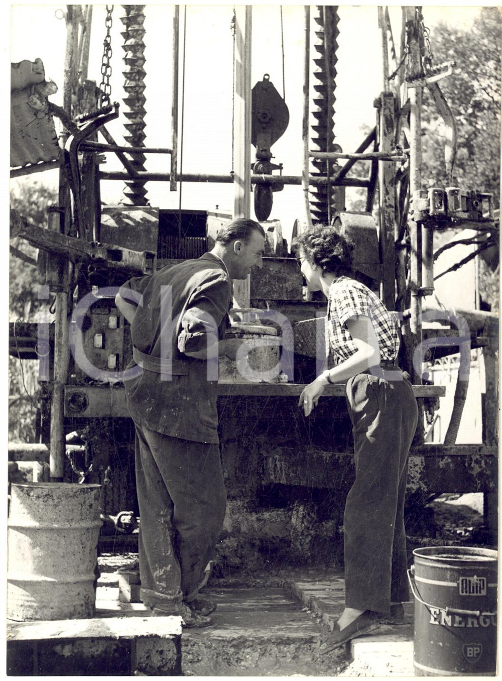 1955 ALANNO / VALLE CUPA Primo pozzo di petrolio in Abruzzo *Foto 13x18 cm Fotografia d'epoca con didascalia coeva.  CONDIZIONI: FAIR (sovraimpressione circolare e tracce di polvere) FORMATO: 13x18 cm    originale e autentica 1