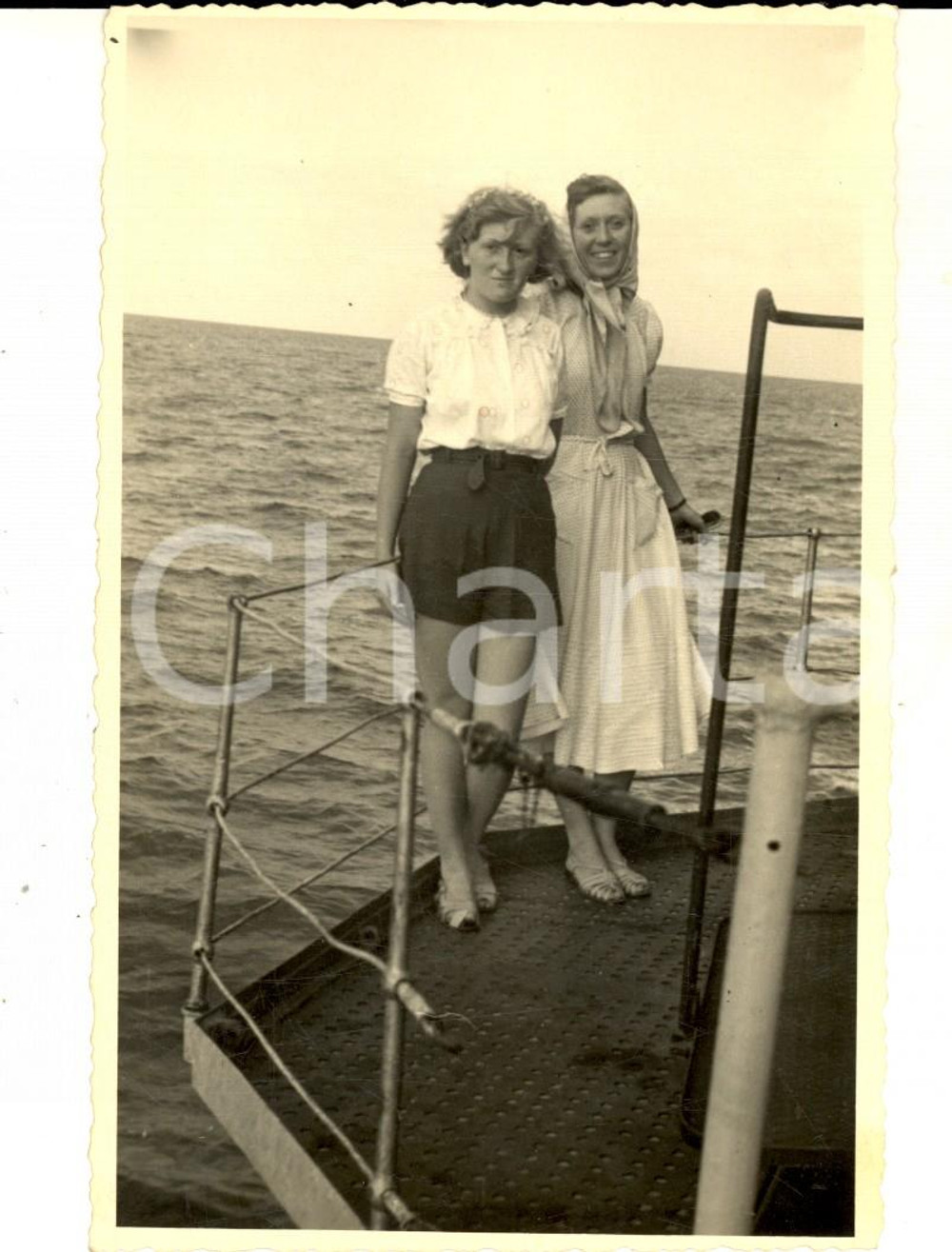 Fotografia d epoca originale 1950 RIMINI Coppia di amiche a bordo di un traghetto Foto cartolina VINTAGE 1