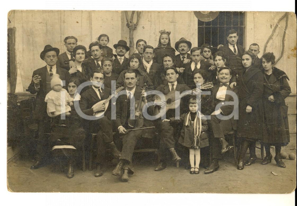 Fotografia d epoca originale 1920 ca LUCCA Riunione di famiglia con musicisti Foto R. BRENTINI DANNEGGIATA 1