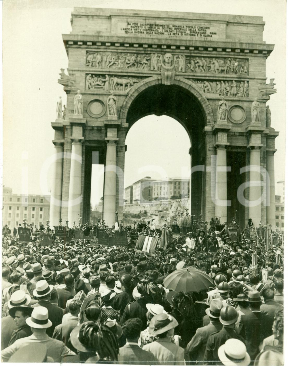 Fotografia d epoca originale 1938 GENOVA Adunata dei BERSAGLIERI all Arco della VITTORIA Fotografia 1