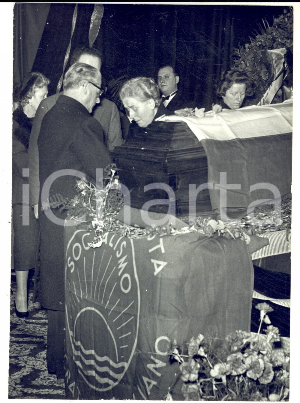 Fotografia d epoca originale 1958 ROMA Giovanni GRONCHI visita la salma di Giuseppe ROMITA Foto 13x18 1