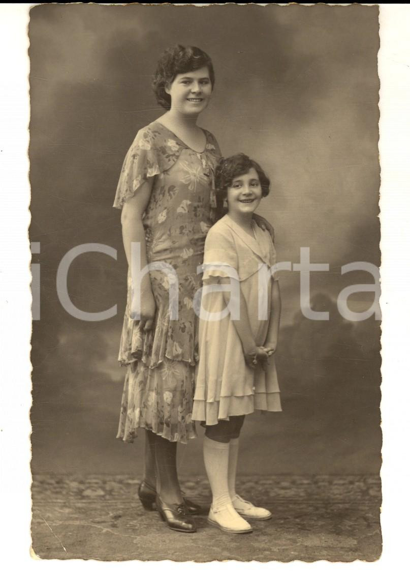 Fotografia d epoca originale 1940 ca PARIS Ritratto di madre e figlia Fotografia JACQUES 12x7 cm 1