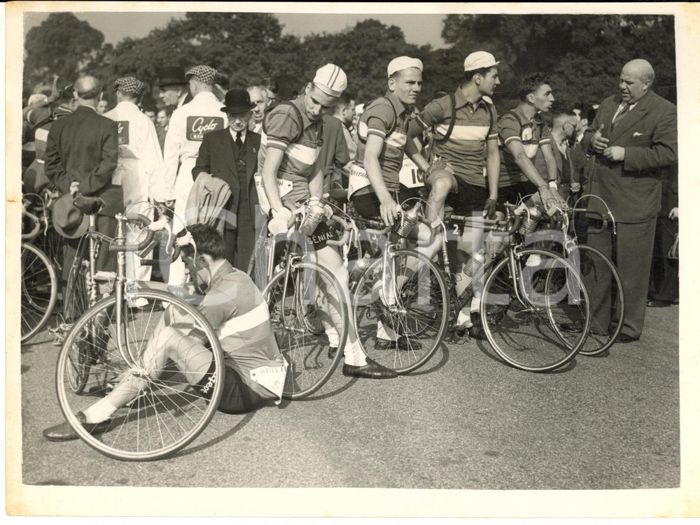 1953 LONDON BRITAIN CYCLE RACE Belgian competitors prepare to start *Photo  Fotografia d'epoca con didascalia coeva al verso.   CONDIZIONI: G (ma lievi macchie in trasparenza) FORMATO: 20x15 cm     originale e autentica 1