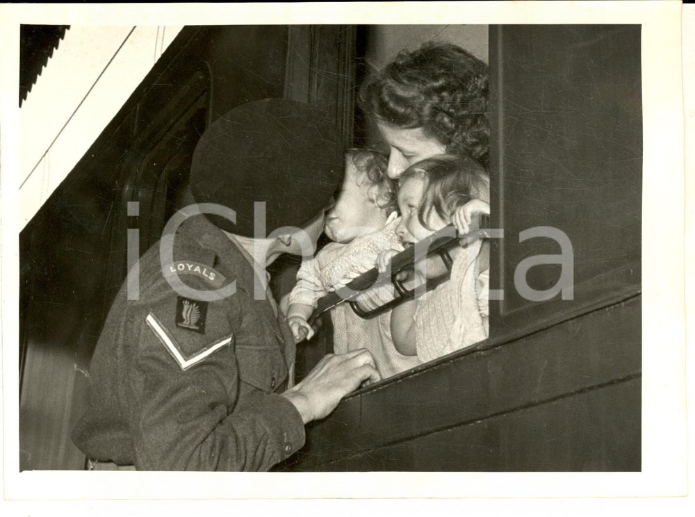 Fotografia d epoca originale 1953 TRIESTE Militare inglese saluta la famiglia in partenza Foto 18x13 cm 1