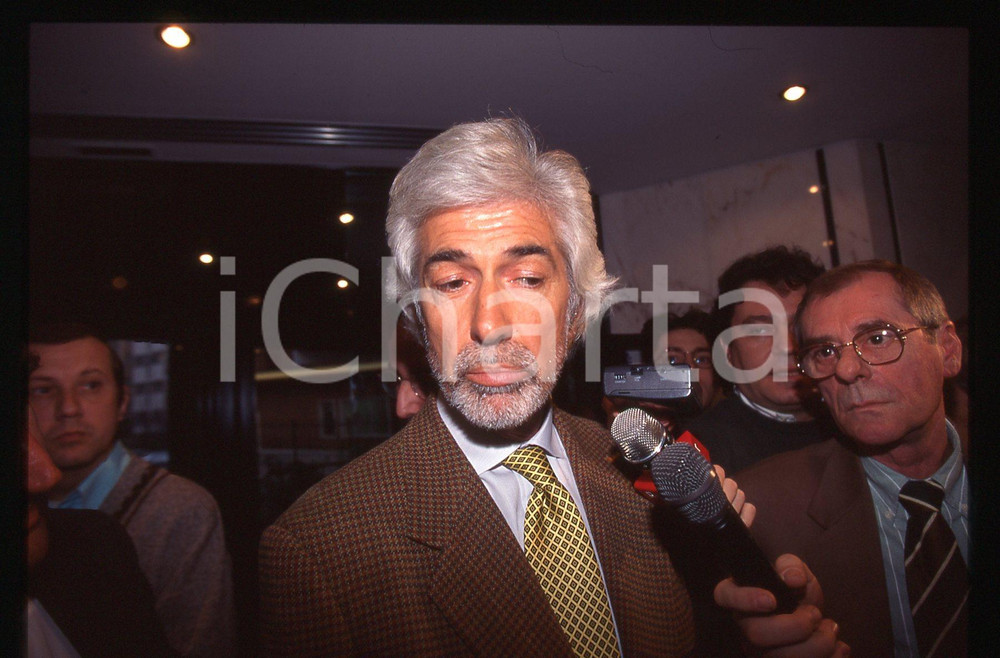 35mm vintage slide* 1995 CALCIO Parma Hellas Verona GIAMBATTISTA PASTORELLO (2)   Diapositiva d'epoca, in formato 35 mm. CONDIZIONI: GOODTutti i diritti riservati.E' severamente vietata la riproduzione. ICharta mette in vendita, sul negozio eBay e in esclusiva sul sito "icharta" il proprio archivio composto da numerose diapositive e negativi fotografici d'epoca, tutti originali e autentici, che attraversano la storia del costume italiano tra gli la fine degli anni Sessanta e Novanta.Si tratta di uno sguardo inedito sull'attualità, la politica, la vita quotidiana, il gossip e la cultura, che fotografa il cambiamento della nazione in quest'ultimo scorcio del XX secolo. Un'occasione unica per il mercato del collezionismo, che vede finalmente disponibile un archivio eccezionale per vastità, tematiche e condizioni, in un settore (il negativo fotografico e la diapositiva) di assoluta novità e dalle interessanti prospettive di investimento.  originale e autentica 1