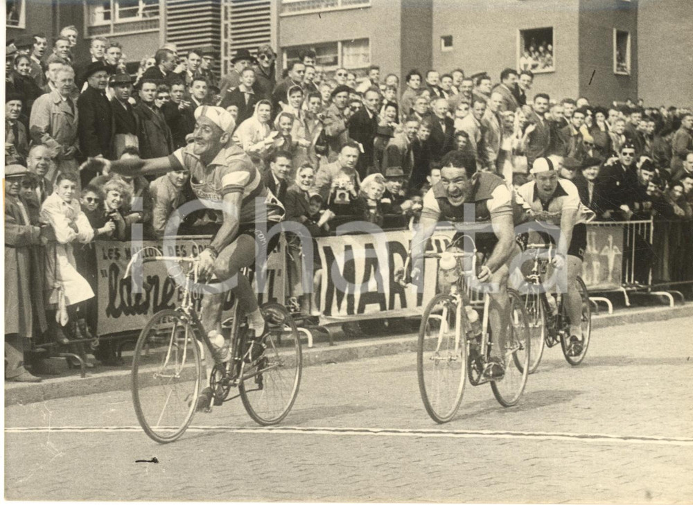 1958 TOUR DE FRANCE DUNKERQUE Gerrit VOORTING vince su Pierino BAFFI Foto  Fotografia d'epoca con didascalia coeva.    CONDIZIONI: G FORMATO: 18x13 cm     originale e autentica 1