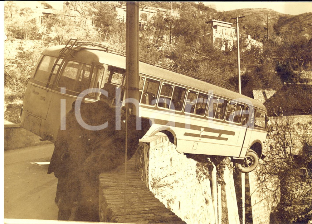 1955 ca GENOVA BAVARI Corriera in bilico su una scarpata - Foto 18x13 cm