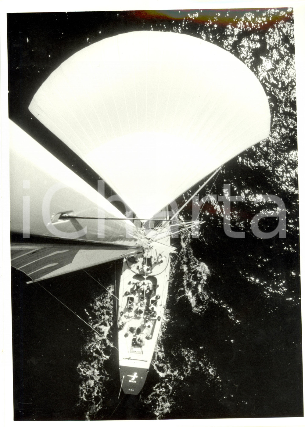 Fotografia d epoca originale 1986 VELA Y.C.I. Imbarcazione ITALIA a vele spiegate Yacht Club Italiano 24 x 30 1