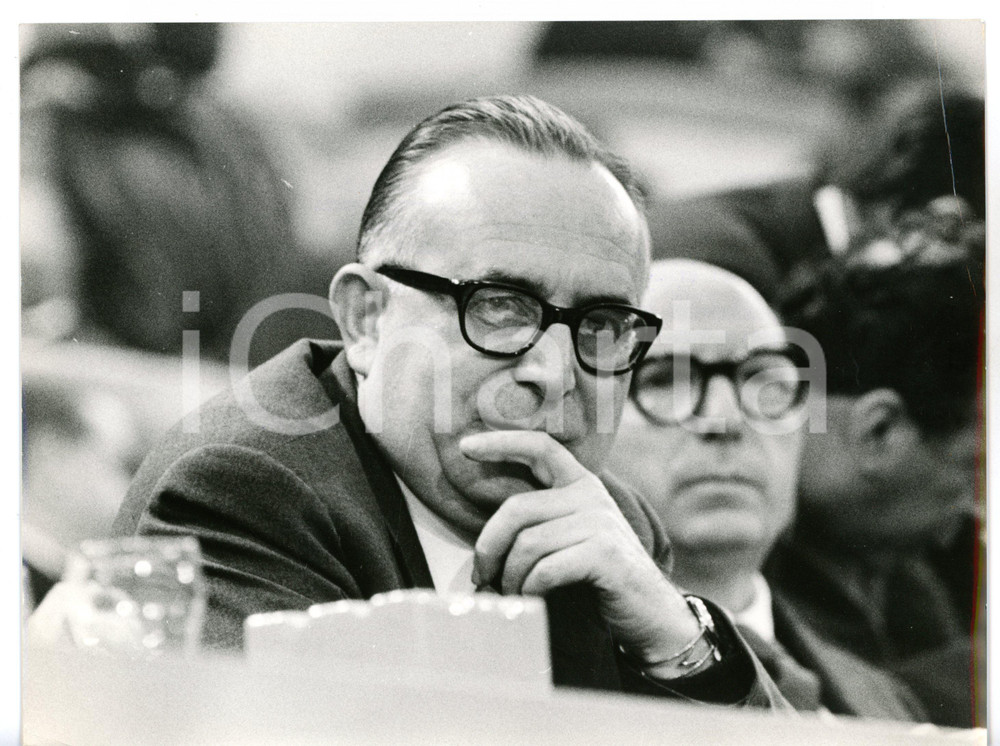 1967 MILANO Congresso DEMOCRAZIA CRISTIANA - Mariano RUMOR *Foto 24x18 cm Fotografia d'epoca, con didascalia coeva al verso. CONDIZIONI: POOR (bassa qualit&agrave; di stampa; piegature angolari)FORMATO: 24x18 cm     originale e autentica 1