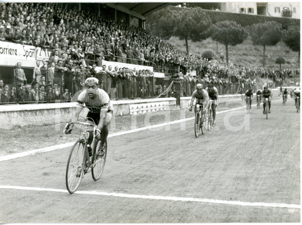 1957 SIENA - CICLISMO 40°Giro d'Italia - Vincitore Miguel POBLET al traguardo