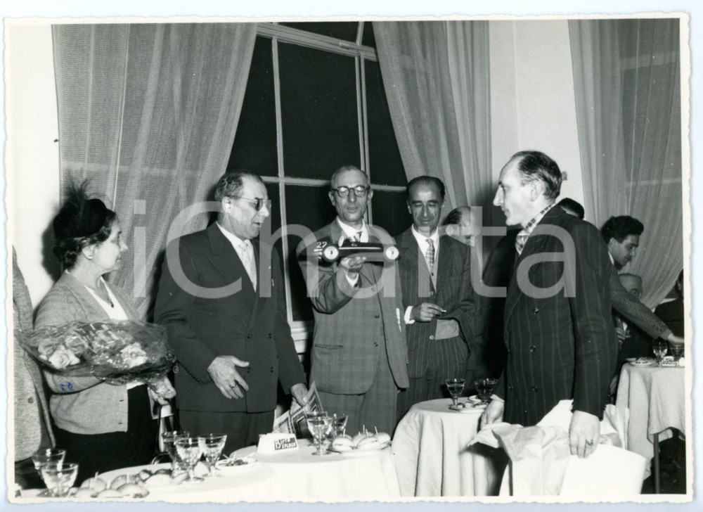 Fotografia d epoca originale 1957 MILANO  CARLASSARE consegna modellino ALFA ROMEO a Ugo FABBRI Foto 17x12 1