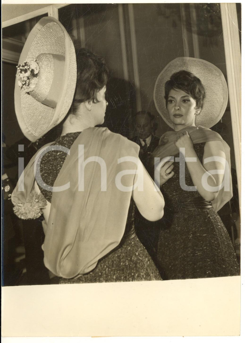 1963 PARIS Gina LOLLOBRIGIDA prova un cappello da Marc BOHAN *Foto 13x18 cm