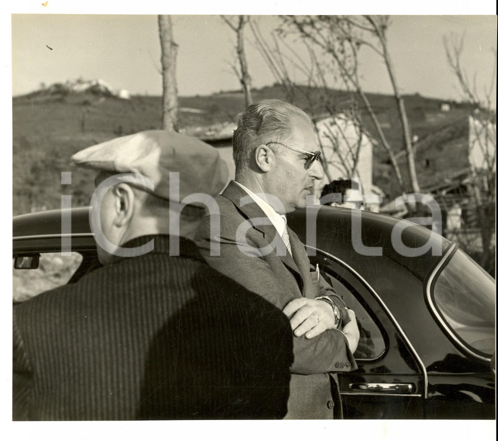 Fotografia d'epoca originale 1957 ROBECCO PAVESE (PV) Tornado - AutoritÃ  e ingegneri in visita *Foto 1