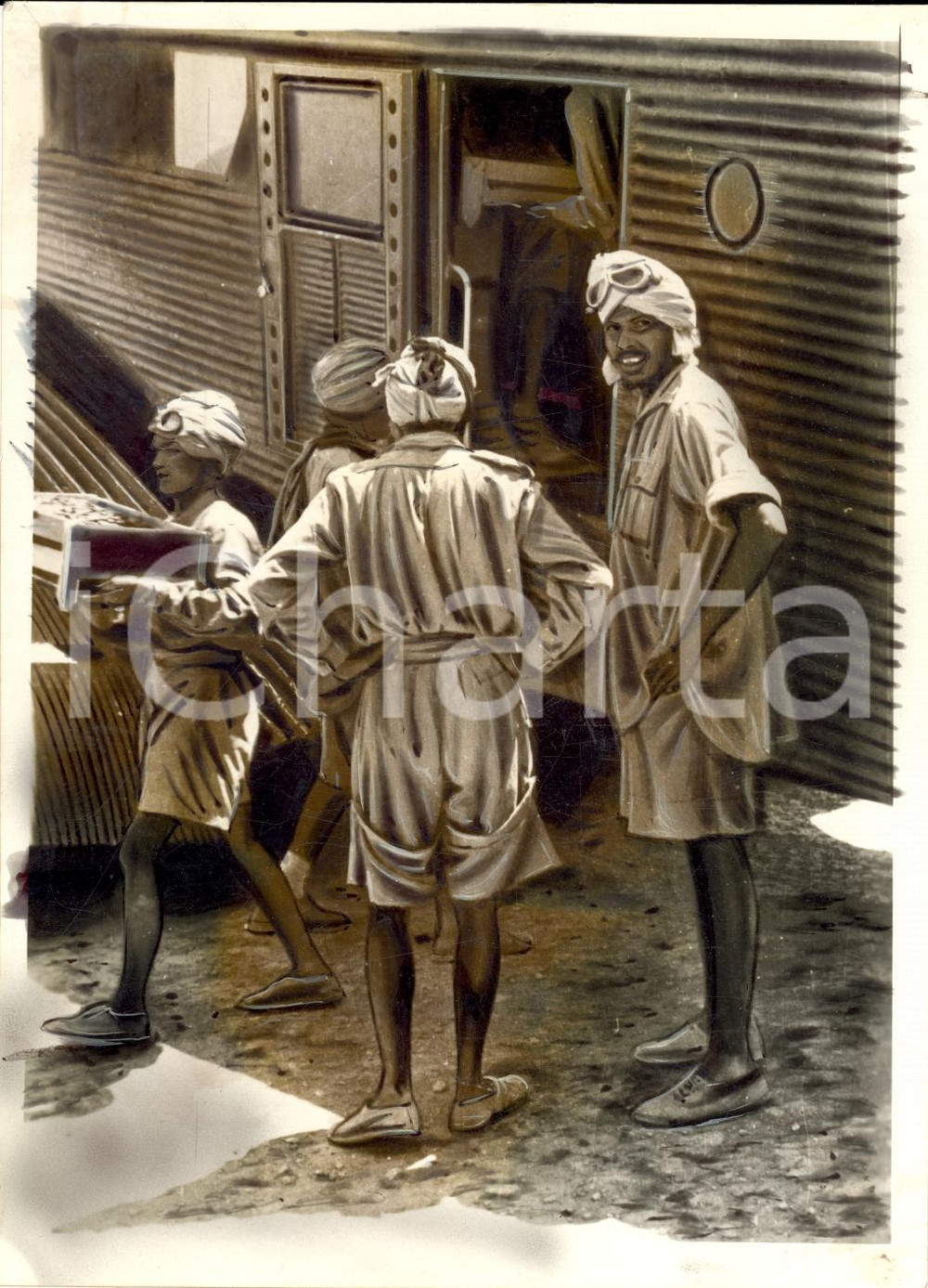 Fotografia d epoca originale 1942 EGITTO WW2 Prigionieri indiani scaricano uva da aereo tedesco FOTO 1