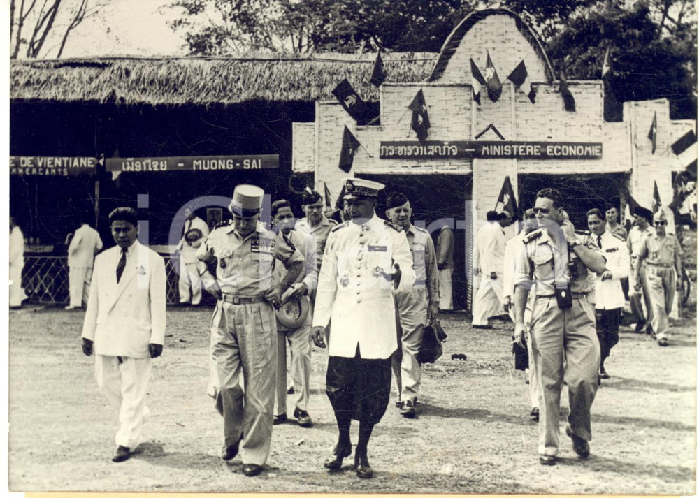 1953 LUANG PRABANG (LAOS) Generale SALAN visita la fiera con il principe SAVANG  Fotografia d'epoca con didascalia coeva.   CONDIZIONI: G  FORMATO: 18x13 cm     originale e autentica 1